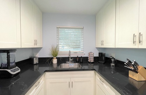 Bellflower House | Bellflower Oasis Cozy Guest House WiFi + Garden With Fruit Trees