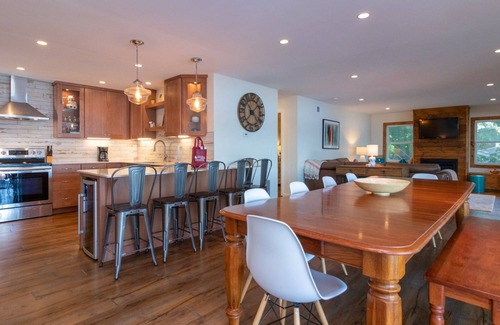 Valois House | Below the Vineyard: Ideal Lakeside Retreat!