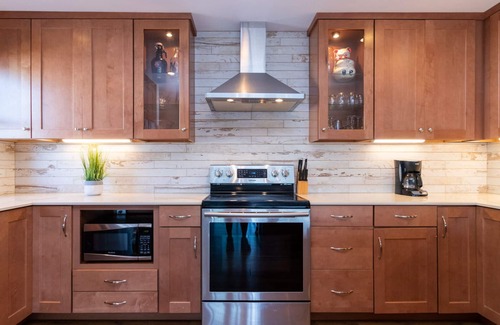 Valois House | Below the Vineyard: Ideal Lakeside Retreat!