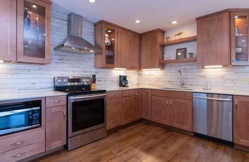 Valois House | Below the Vineyard: Ideal Lakeside Retreat!