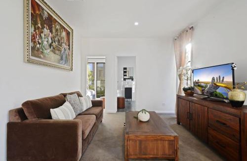 Belrose Apartment | Belrose 2 Bed Holiday Home Free Parking