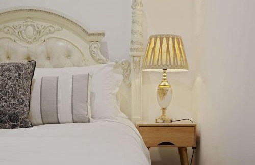 Belrose Apartment | Belrose 2 Bed Holiday Home Free Parking