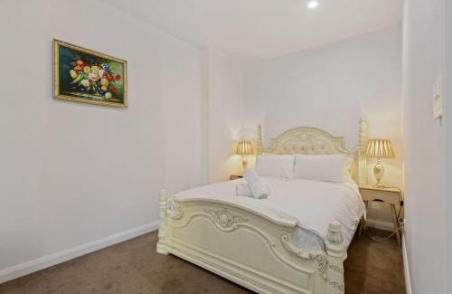 Belrose Apartment | Belrose 2 Bed Holiday Home Free Parking