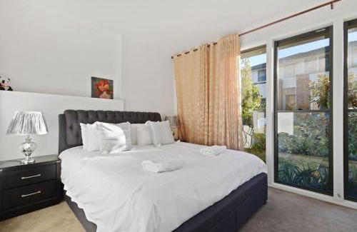 Belrose Apartment | Belrose 2 Bed Holiday Home Free Parking