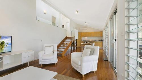 Pretty Beach House | 'Belvidere Cottage' by Accom Holidays
