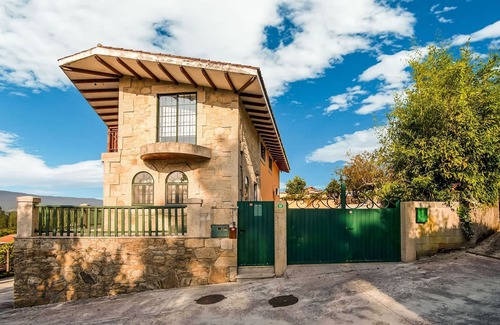 Ames House | Belvilla by OYO Villa Paola