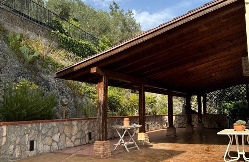 Monte San Giovanni Campano Villa | Benesié- Elegant villa with pergola castle view