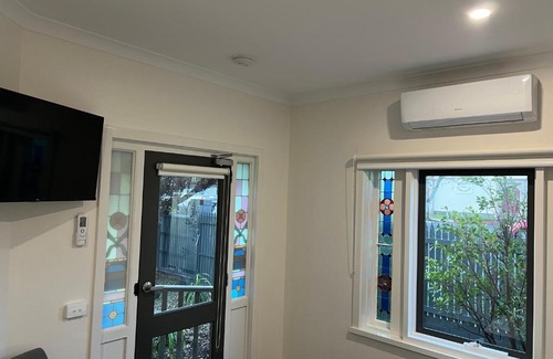 Golden Square Hotel | BENDIGO BOTANIC MOTEL- with KING BEDS-REFURBISHED 2022