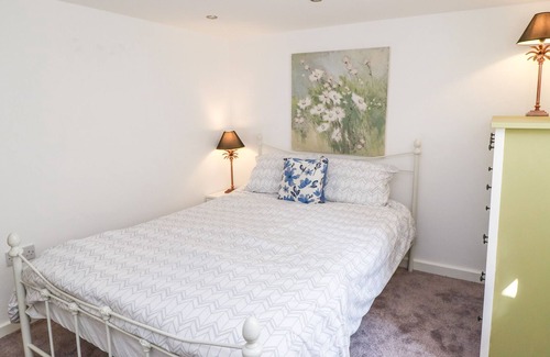 Padfield Cottage | BENEATH THE BEAMS, pet friendly, with a garden in Glossop