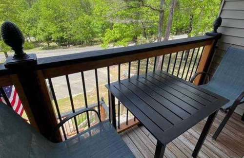 Fairfield Bay Condo | Benjamin's by the lake/nWalk to cool pool