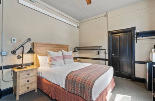 Silverton Hotel | Benson Lodge Room - 6
