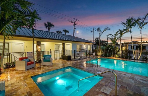 Singer Island Apartment | Bermuda Bungalows #6 🌴🏄♀️Quick Walk to Public Beach 🏊🩴Pool/Spa On-Site 🏖️🌅Downtown Singer Island 🌊😎Walk to Restuarants, Bars, Shops 🐬🌞Free On-Site Parking!