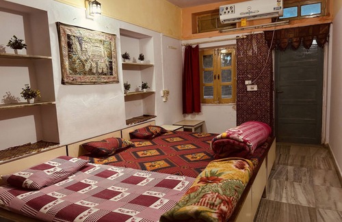 Jaisalmer Hotel | Berozgar HostelnTradition with peace&culture just in front of railway Station.