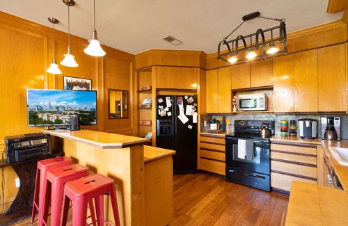 Barton Heights House | 《Best Austin Location ❤Huge Patio w HEATED Cowboy Pool & 65" TV❤ Skyline Views》