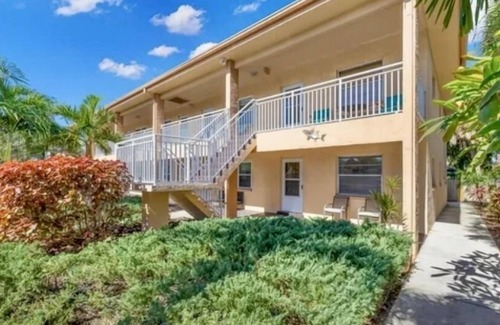 St. Pete Beach Apartment | Best bed on the beach! Steps from Upham/St Pete Beaches Mid Century Modern gem