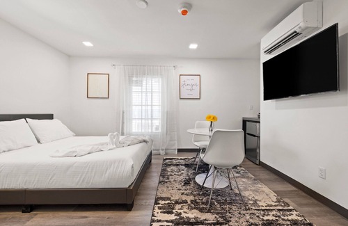 South Miami Hotel | Best BnB by the Miami Herald 2 years running - book Sunset Inn South Miami now!
