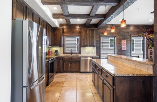 Lampe Cabin | Best Family Friendly Getaway! Luxury Lakefront Villa Dock, Pools, Free Resort Amenities