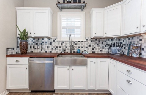 Fort Worth Cultural District House | Best Ft. Worth Location + Hot Tub |Walk to Dickies