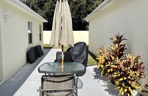 The Villages House | Best location, dog friendly, and gas golf cart included!
