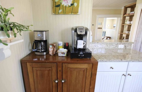 Charlevoix Cottage | BEST LOCATION in CVX! 1.5 blocks from Lake MI Beach & DOWNTOWN CHARLEVOIX!