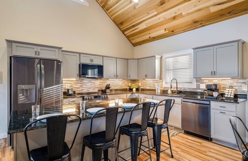 Massanutten Cabin | Best Mtn Top Views in Massanutten, Hot Tub, 160 Arcade Games, Local Vibe!