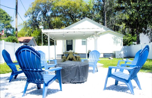 Thunderbolt House | Best-of-Both-Worlds Bungalow!
