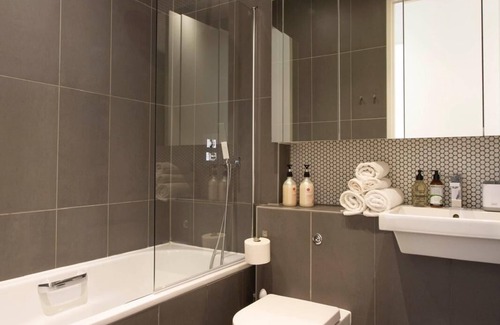 London City Centre Apartment | BEST OF SUMMER! COVENT GARDEN! Walk 2 Leicester Square, Trafagal Square, SOHO