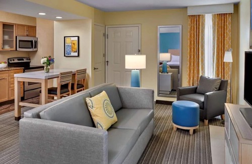 Highland Hills House | Best Place to Stay in Lombard! Free Parking, Pets Allowed