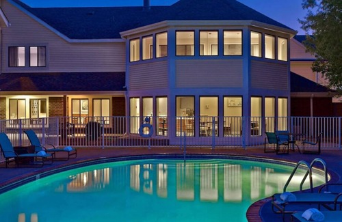 Eagan House | Best Place to Stay in Minnesota! Onsite Pool, Pets Allowed, Free Parking