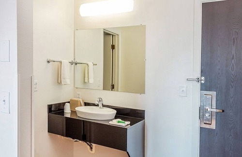 Shelby Hotel | Best Place to Stay in Montana! 3 Sleek Units, Pet-Friendly, Near Lake Shel-oole