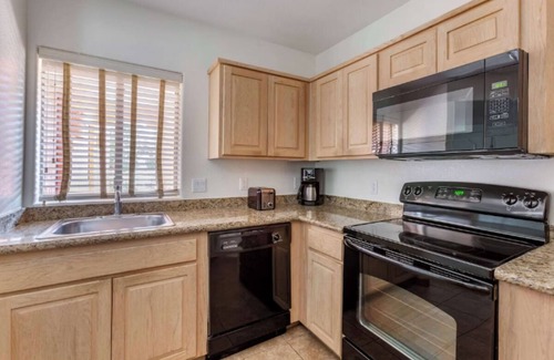 West Sedona Hotel | Best Place to Unwind! Full Kitchen, Swimming Pool, Free Parking!
