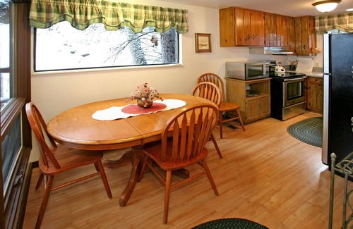Sundance Cabin | BEST STREAM VIEWS, HOT TUB, PRIVATE SETTING, BIG PINE CANYON