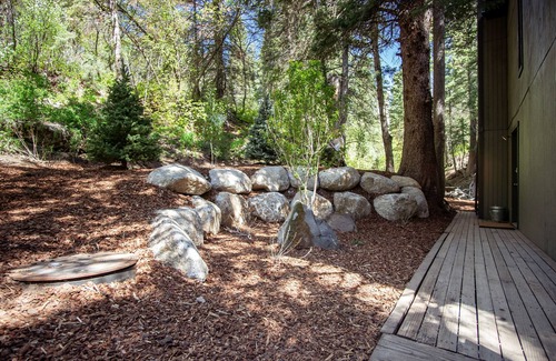 Sundance Cabin | BEST STREAM VIEWS, HOT TUB, PRIVATE SETTING, BIG PINE CANYON