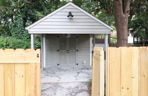 Historic Oakwood Apartment | Best Tiny House In Town!