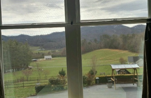 Franklin Apartment | Best Vacation Mountain Experience/* Forestry Student Special*