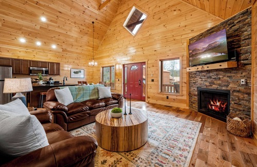 White Oak Lodge Cabin | Best Value in Gatlinburg! Hot Tub, Games, Views, Pool, Fire Pit, Pickleball!
