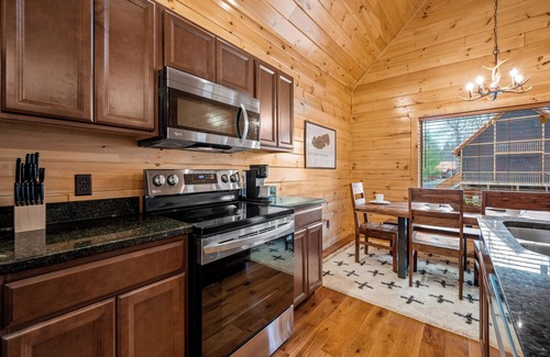 White Oak Lodge Cabin | Best Value in Gatlinburg! Hot Tub, Games, Views, Pool, Fire Pit, Pickleball!