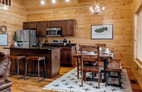 White Oak Lodge Cabin | Best Value in Gatlinburg! Hot Tub, Games, Views, Pool, Fire Pit, Pickleball!