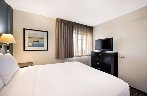 North Arlington Hotel | Best Value, Quality Stay! TWO Modern Suites with Full Kitchens, Pets are Allowed