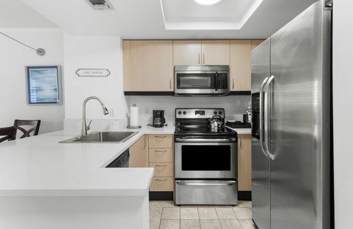 Coconut Grove Hotel | Best Value, Quality Stay! 4 Comfortable Units, Kitchen, Onsite Pool