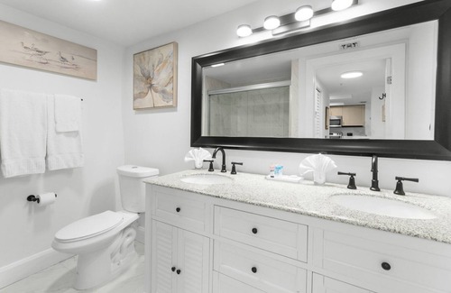 Coconut Grove Hotel | Best Value, Quality Stay! 4 Comfortable Units, Kitchen, Onsite Pool
