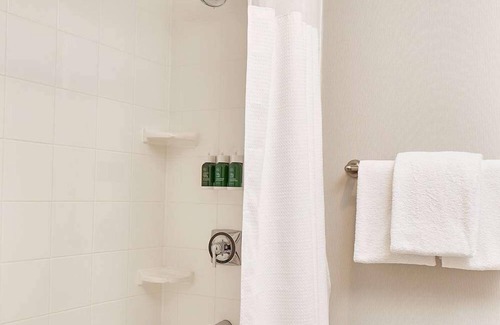 Morrisville Resort | Best Value, Quality Stay! Pets Allowed, Swimming Pool, Free Airport Shuttle!