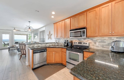 Jonestown Condo | BEST View of Lake Travis! Largest 3 Bed-3 Bath Floor Plan-THE HOLLOWS-Sleeps 8