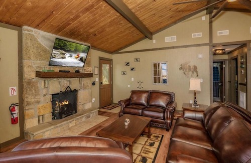 Chalet Village Ski Chalet | BEST VIEWS OF DOWNTOWN LIGHTS ANAKEESTA MT LECONTE TRAM SKY BRIDGE SKI HOT TUB
