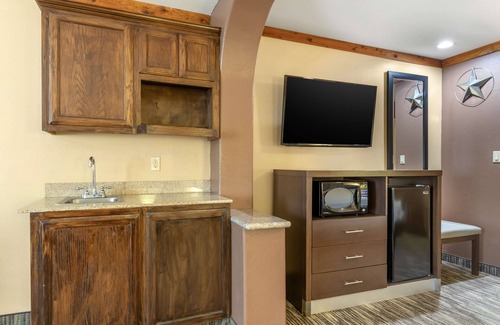 Freer Hotel | Best Western Windwood Inn & Suites