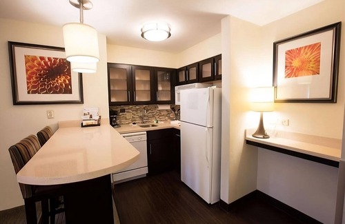 Gateway Hotel | Better Choice for your Vacation! 2 Modern Units, w/Pool, Near Quarries Park!