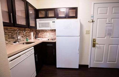 Gateway Hotel | Better Choice for your Vacation! 2 Modern Units, w/Pool, Near Quarries Park!