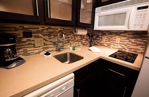 Gateway Hotel | Better Choice for your Vacation! 2 Modern Units, w/Pool, Near Quarries Park!