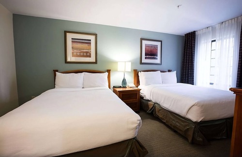 Gateway Hotel | Better Choice for your Vacation! 2 Modern Units, w/Pool, Near Quarries Park!