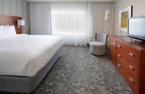 North Dallas Hotel | Better Choice for your Vacation! Pet-friendly 1BR Suite, Outdoor Swimming Pool!